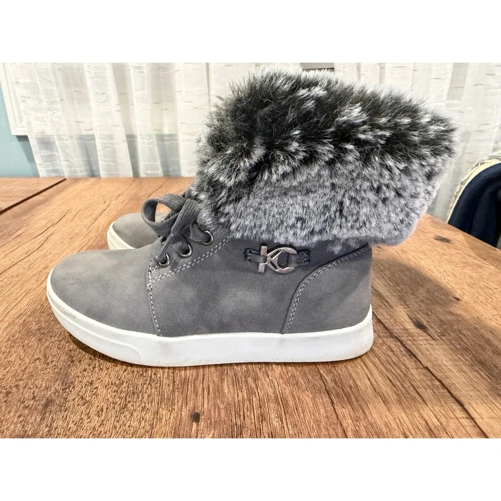 Kids Reaction Kenneth Cole‎ Gray Faux Fur Trim Neffi Logo  Size 11.5